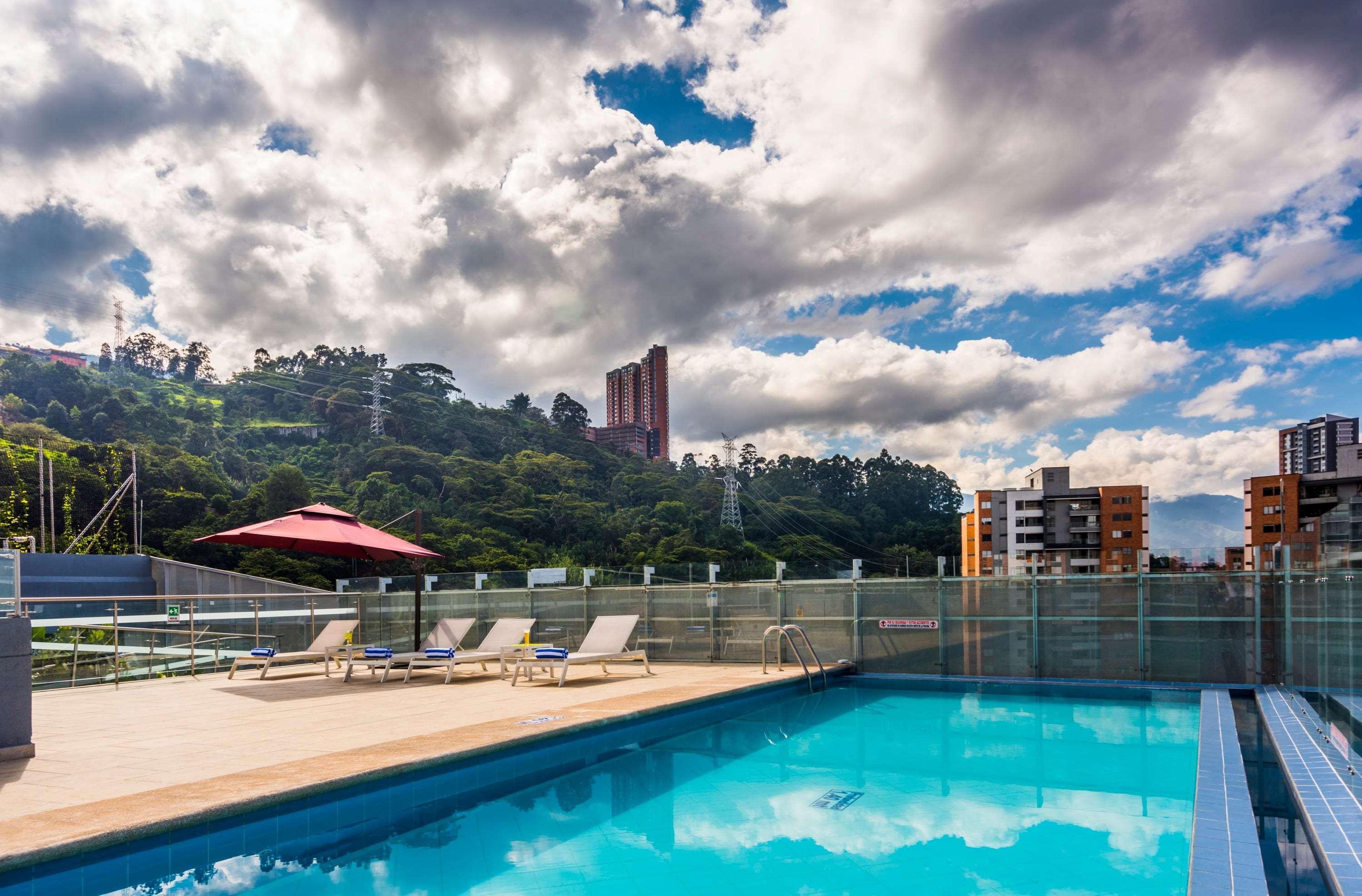 La Quinta By Wyndham Medellin Hotel Exterior photo